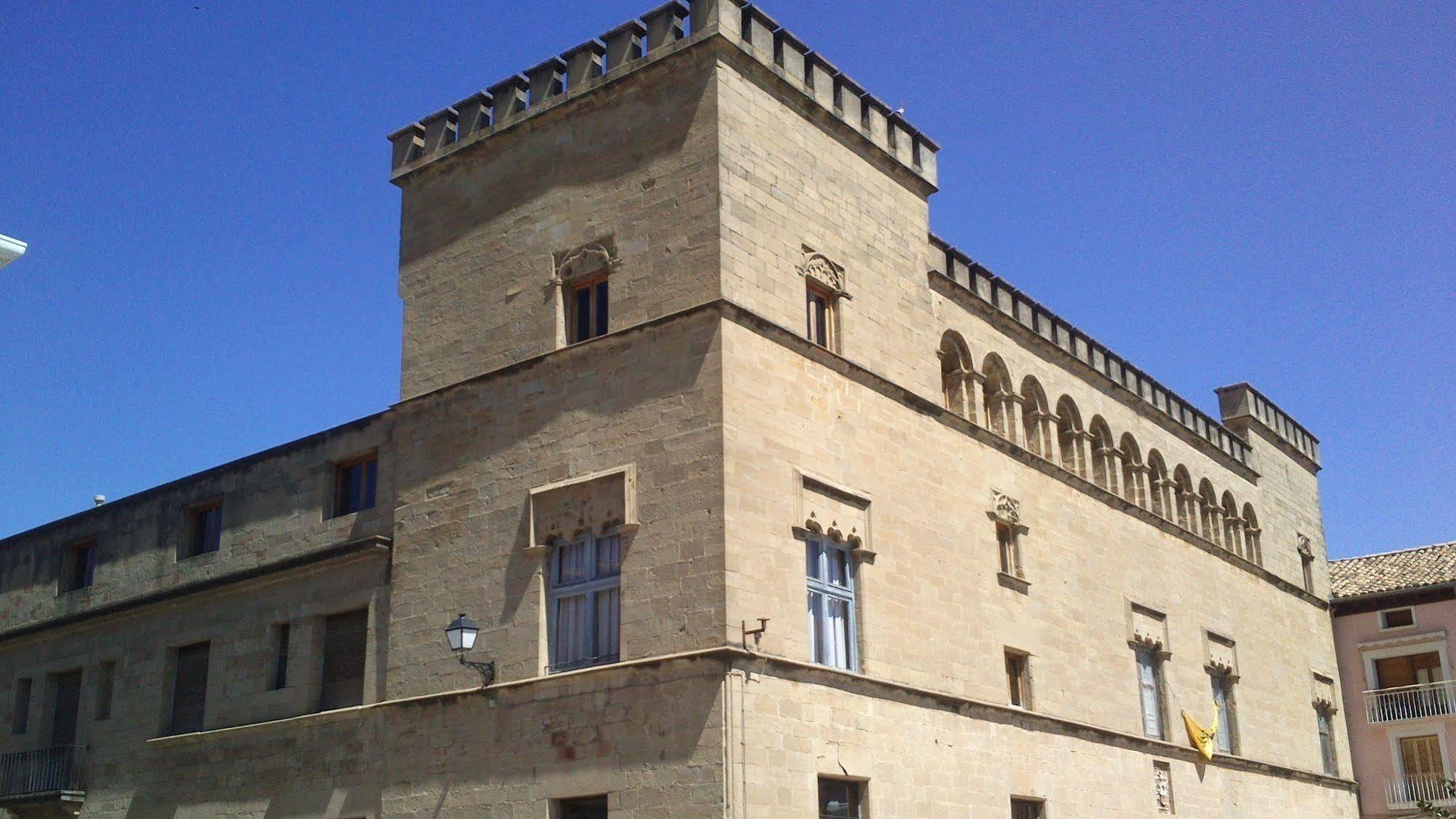 Hotel Villa De Ayerbe Exterior photo